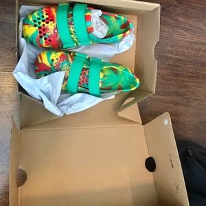NWOT Size 1 Plae Shoes